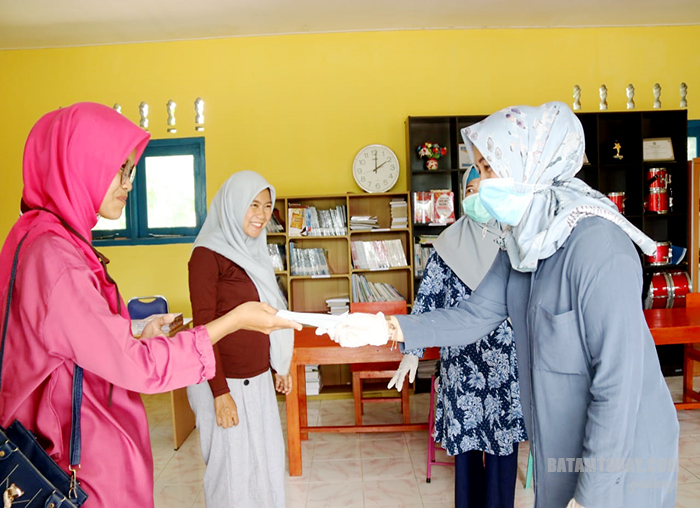 Ketua PKK Bintan saat memberikan masker di sela-sela kegiatan penyemprotan disinfektan